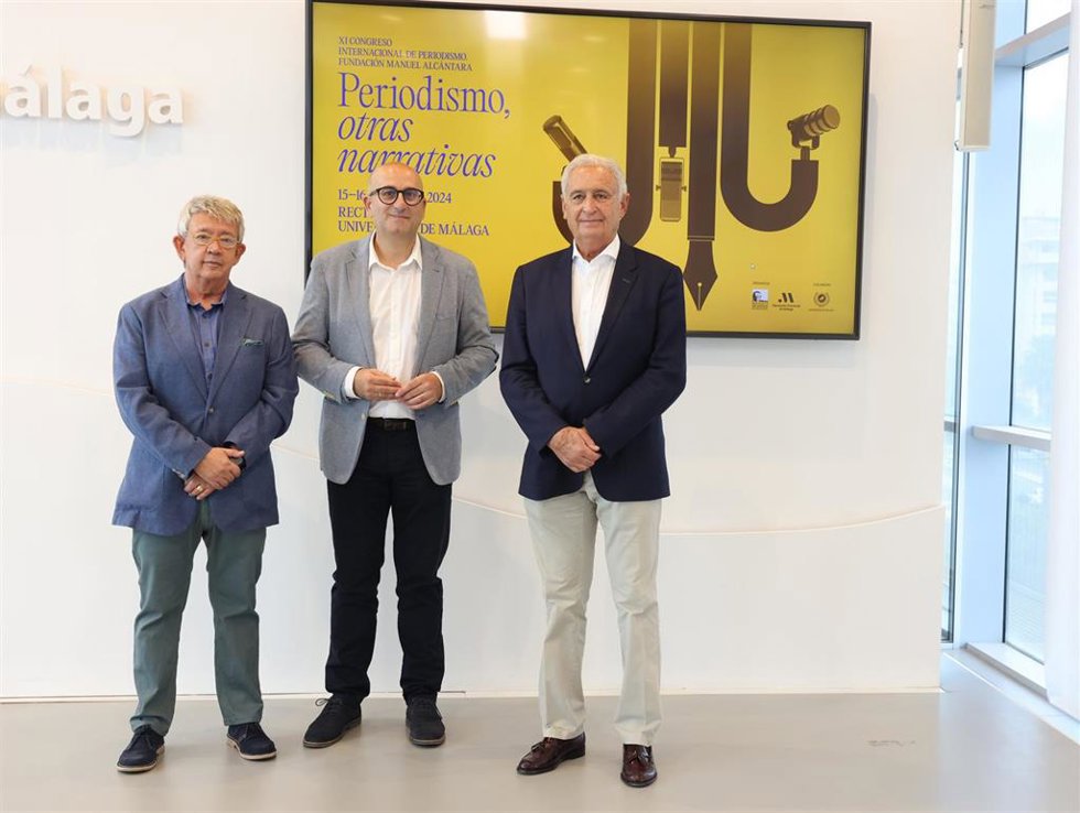 El vicepresidente y diputado provincial de Cultura, Manuel López Mestanza, junto al presidente de la Fundación Manuel Alcántara, Antonio Pedraza, y el periodista y escritor Guillermo Busutil, director del Congreso, junto al cartel del evento.