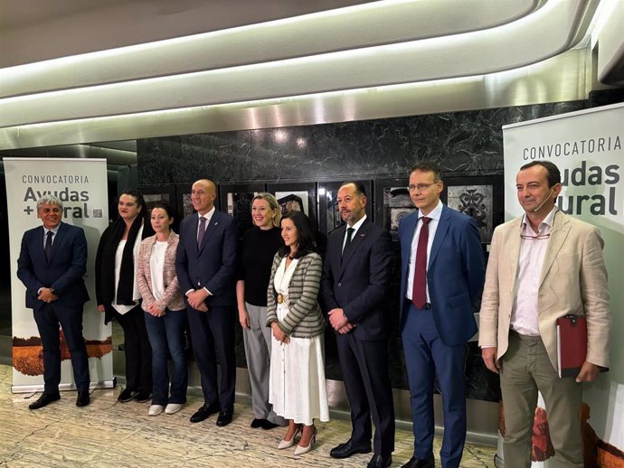 La vicepresidenta de la Junta de Castilla y León, Isabel Blanco, (en el centro de la imagen) junto al resto de autoridades presentes en la inauguración del foro  'Desafíos y Oportunidades de la España Rural' en León