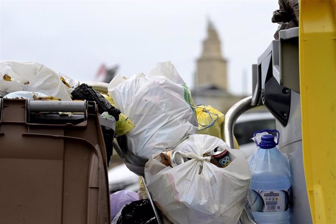 Archivo - Basura amontonada junto a unos contenedores en A Coruña.