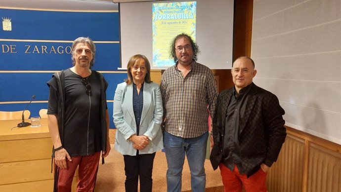 El bailarín Miguel Ángel Berna; la diputada delegada de Cultura de la DPZ, Charo Lázaro; el alcalde de Torralbilla, César Hernández; y el dulzainero y organizador del Encuentro de Música y Cultura Popular, Fernando Gabarrús.