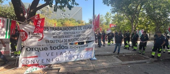 Los trabajadores de Veiasa, en la concentración de este viernes en Sevilla.