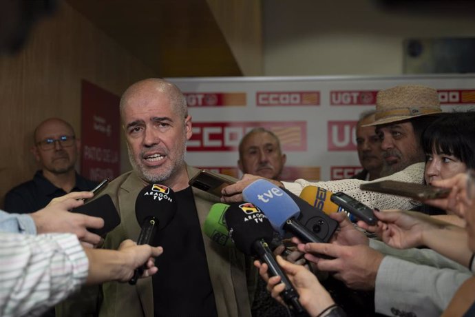 El secretario general de CCOO, Unai Sordo, atiende a los medios de comunicación a su llegada a una asamblea Informativa sobre la reducción del tiempo de trabajo en Zaragoza.