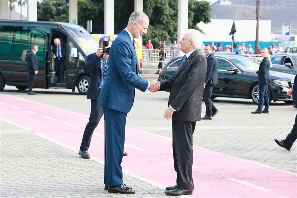El Rey Felipe VI (i) y el presidente de Italia Sergio Mattarella (d), durante un encuentro con escolares que participan en talleres educativos desarrollados en el marco de la 'XVII Cumbre de Cotec Europa', en el Museo Elder de la Ciencia y la Tecnología