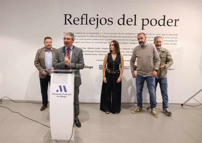 El presidente de la Diputación, Francisco Salado, ha inaugurado la muestra junto al presidente de ACOP, Óscar Álvarez, y los comisarios la exposición, además de con reconocidos fotógrafos.