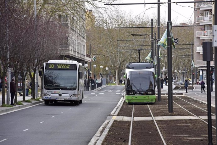 Archivo - Autobús y tranvía en Vitoria-Gasteiz