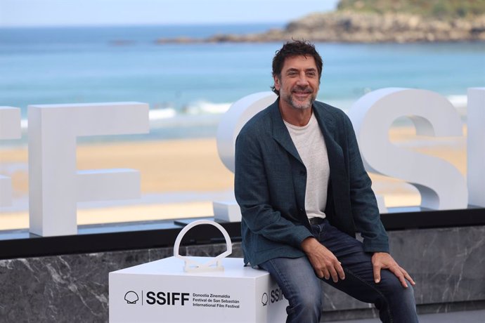 El actor Javier Bardem posa en el photocall de la 72 edición del Festival de San Sebastián, a 10 de septiembre de 2024, en San Sebastián, Guipúzcoa, País Vasco (España). Hoy comienza la 72 edición del Festival de San Sebastián, en el que el actor Javier B