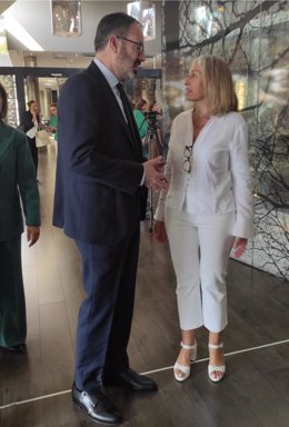 Rocío Hernández habla con el delegado del Gobierno andaluz en Córdoba, Adolfo Molina.