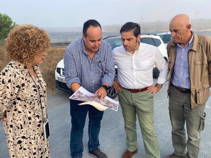 El delegado de Sostenibilidad y Medio Ambiente de la Junta en Huelva, Pedro Yórquez ,en su visita al Cordel de Portugal a su paso por San Bartolomé de la Torre, acompañado por la alcaldesa de la localidad, María Eugenia Limón.