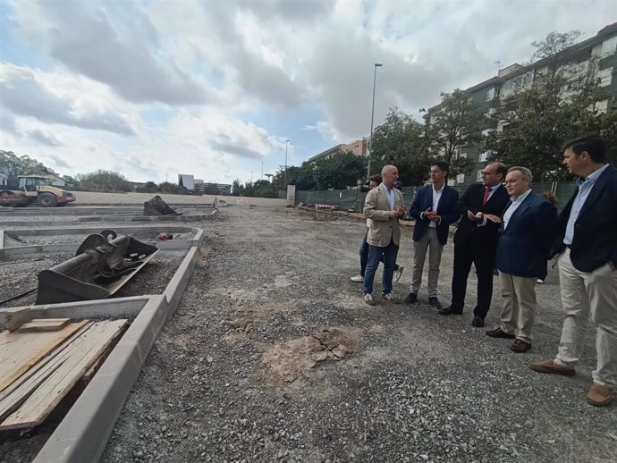 El consejero de Infraestructuras, Manuel Martín, y el alcalde de Cáceres, Rafael Mateos, visitan las obras del parking disuasorio de Pierre de Coubertain