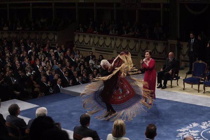 Archivo - Actuación de María Pages y Carmen Linares durante la ceremonia de los Premios Princesa de Asturias 2022