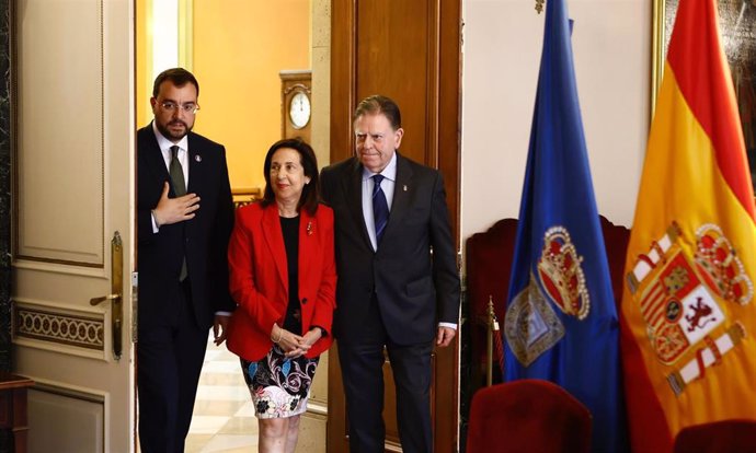 El presidente del Principado, Adrián Barbón, la ministra de Defensa, Margarita Robles, y el alcalde de Oviedo, Alfredo Canteli, entran en el salón de plenos del Ayuntamiento para firmar el convenio para el futuro de La Vega.