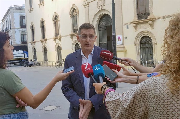 El parlamentario del PSOE de Almería Jose Luis Sánchez Teruel atiende a los medios.