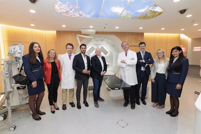 Eddie Wilson, director ejecutivo de Ryanair, en el centro de la imagen junto a profesionales y directivos de esta compañía y de la Clínica durante una visita a la Unidad de Protonterapia.