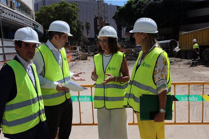 La consejera de Fomento, Rocío Díaz, ha destacado el interés despertado por esta convocatoria, que ha atraído a las principales constructoras del país.