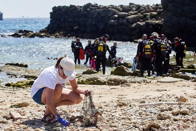 Proyecto LIBERA recogerá y caracterizará la 'basuraleza' de 315 puntos de la costa española durante los próximos 15 días.