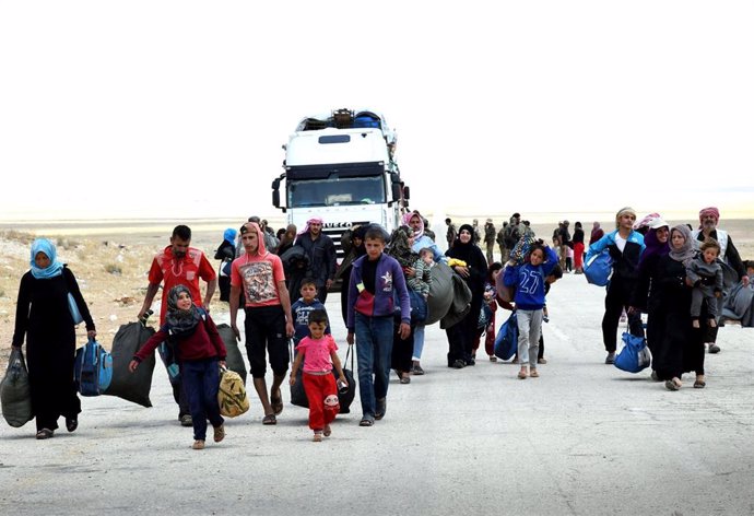 Archivo - Desplazados sirios llegan a un paso en la provincia de Homs tras una evacuación en 2019 del campamento de Rukban, en la frontera con Jordania (archivo)