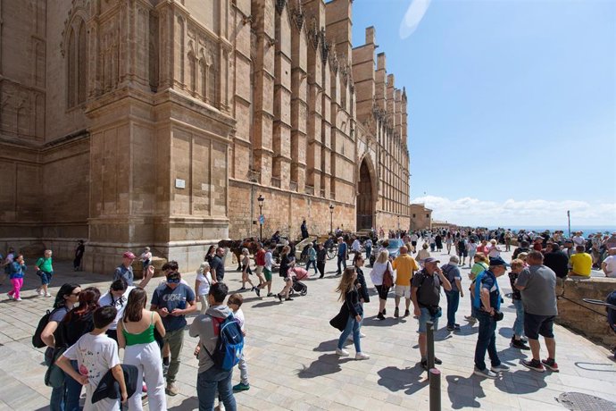 Archivo - Varios turistas en las inmediaciones de la catedral de Mallorca.