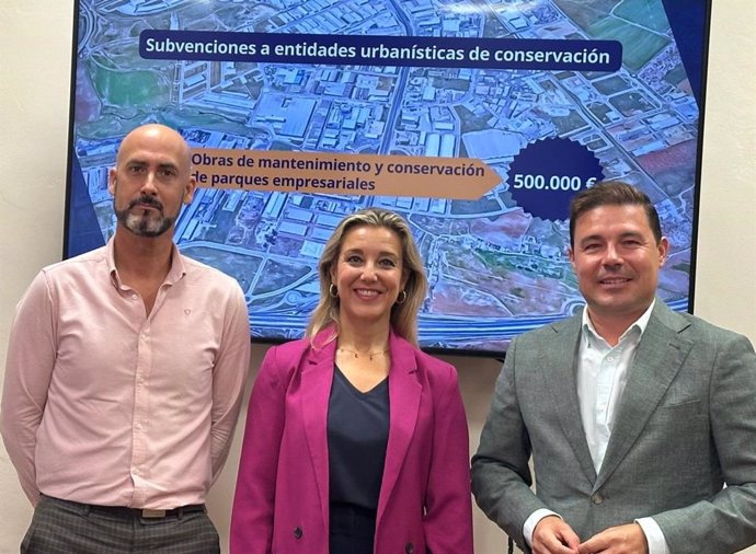 De izquierda a derecha, el delegado de Desarrollo Económico e Industria, Pablo Chain, la alcaldesa de Alcalá de Guadaíra, Ana Isabel Jiménez, y el delegado responsable del Área de Desarrollo Urbano y Económico, Jesús Mora.