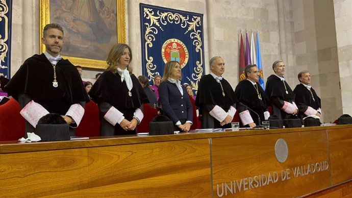 El rector de la UVA, Antonio Largo (centro), junto a la consejera de Educación, Rocío Lucas, en el solemne acto de apertura del curso 2024/2025 de la institución universitaria