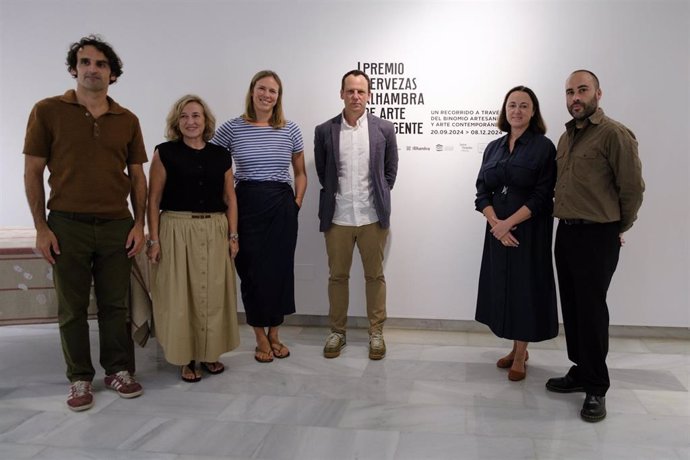 La edil delegada de Cultura y Patrimonio Histórico, Mariana Pineda, junto a Álvaro Trujillo, content manager de Cervezas Alhambra, y los comisarios, Alicia Ventura y Joaquín Ruiz, han presentado la exposición, que se podrá visitar hasta el 8 de diciembre.