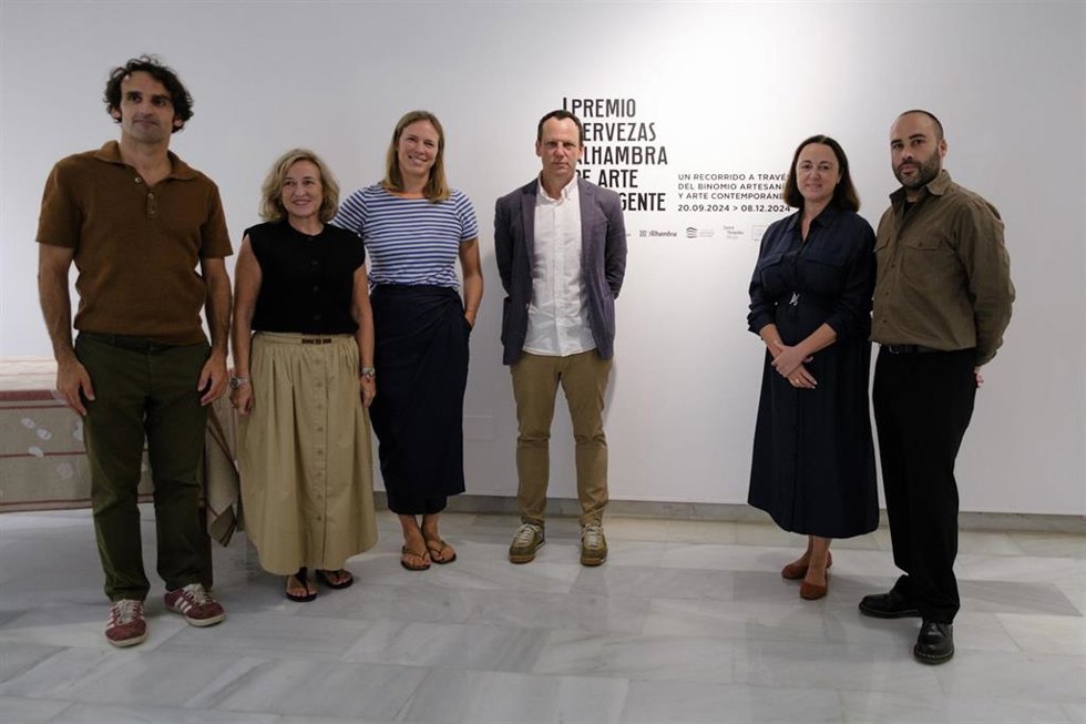 La edil delegada de Cultura y Patrimonio Histórico, Mariana Pineda, junto a Álvaro Trujillo, content manager de Cervezas Alhambra, y los comisarios, Alicia Ventura y Joaquín Ruiz, han presentado la exposición, que se podrá visitar hasta el 8 de diciembr