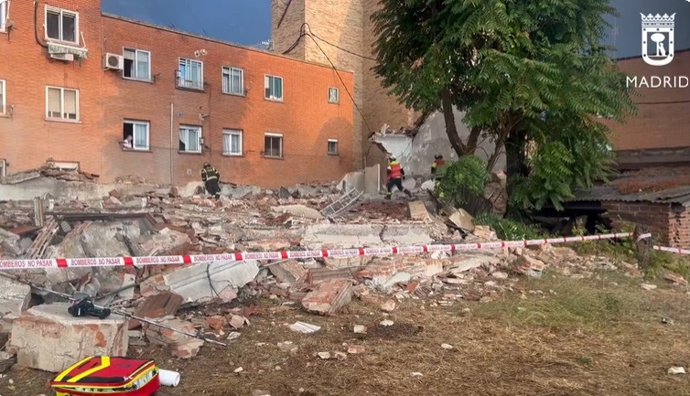 La lluvia, un escape de gas o el estado del inmueble, posibles causas del derrumbe de una nave de Carabanchel