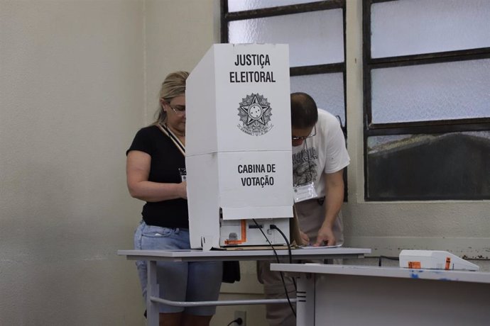 Archivo - Cabina de votación en las elecciones presidenciales de Brasil