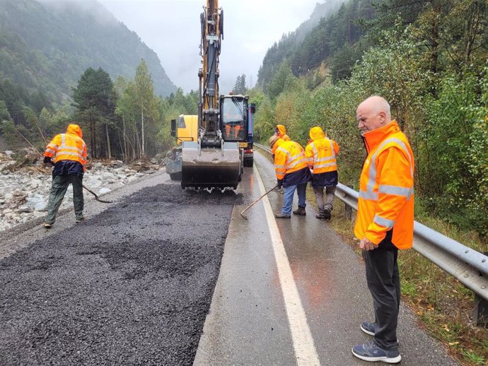 El director general de Transportes e Infraestructuras del Gobierno de Aragón, Miguel Ángel Arminio, visita las obras en Bielsa.