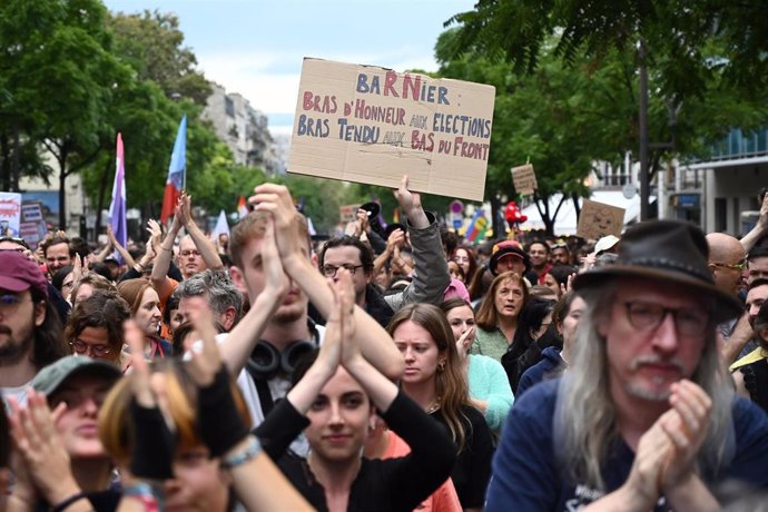 Protesta en París contra la designación de Michel Barnier como primer ministro de Francia