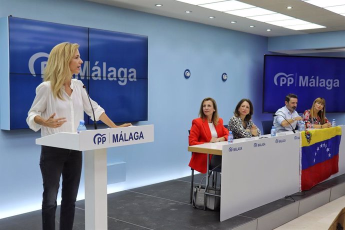 Cayetana Álvarez de Toledo en un encuentro con ciudadanos venezolanos en Málaga.