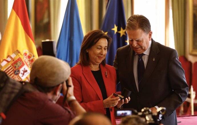 La ministra de Defensa, Margarita Robles, y el alcalde de Oviedo, Alfredo Cantelli, durante la firma del convenio urbanístico de la Fábrica de La Vega, entre el Ministerio de Defensa, Principado de Asturias y Ayuntamiento de Oviedo, a 20 de septiembre de 