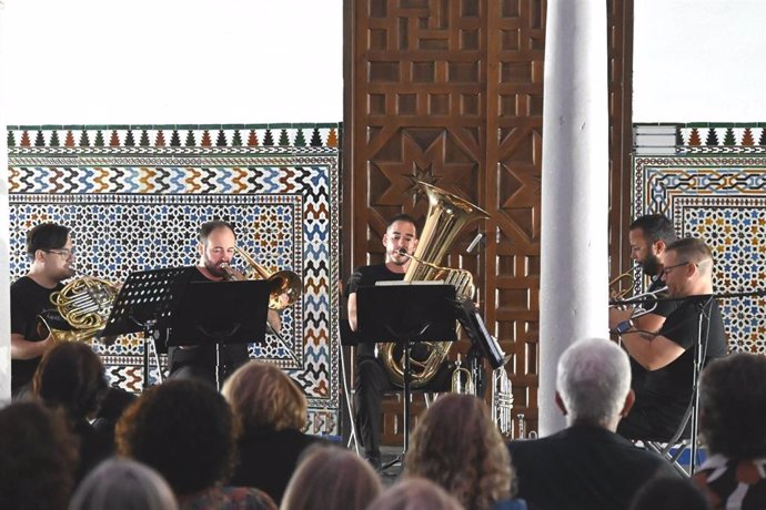 Actuación de Giralda Brass en el Patio de la Fuente del Ayuntamiento de Tomares, dentro del ciclo 'Otoño Cultural'.