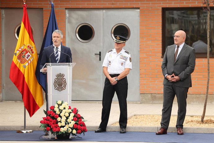 El ministro del Interior, Fernando Grande-Marlaska, inaugura la nueva sede de la Unidad de Guías Caninos de la Jefatura Superior de Policía de Castilla y León, en presencia del alcalde de Valladolid, Jesús Julio Carnero (dcha).