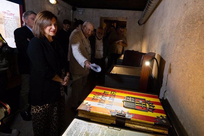 El arquitecto Carlos Moros y la consejera de Educación, Cultura y Deporte, Sara Fernández, en la inauguración del edificio Mirador.