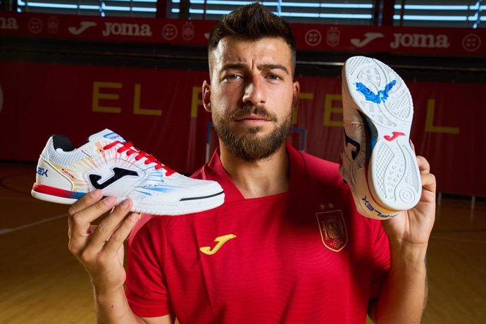 Archivo - El internacional español de futsal Juan José Camacho Pérez 'Catela' con las zapatillas de Joma que está disputando el Mundial en Uzbekistán.