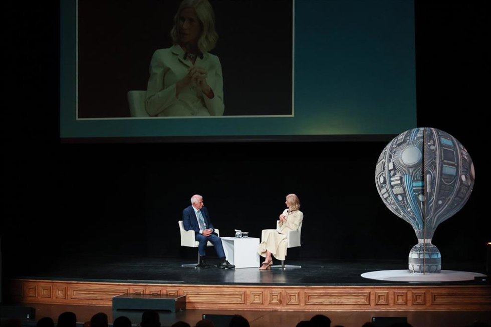 El alto representante y vicepresidente de la Comisión Europea, Josep Borrell, y la presidenta de la Fundación Cotec, Cristina Garmendia, durante la XVII Cumbre de Cotec Europa, en el Teatro Pérez Galdós, a 20 de septiembre de 2024, en Las Palmas de Gr