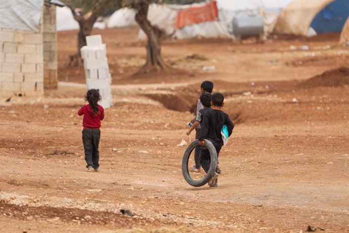 Archivo - Niños en un campamento de desplazados en Azaz, en la provincia siria de Alepo (archivo)