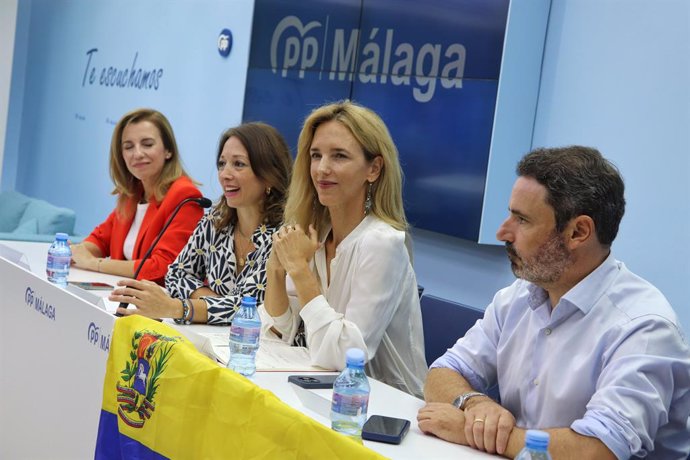 La portavoz adjunta del PP en el Congreso, Cayetana Álvarez de Toledo, junto a la presidenta del PP malagueño, en un encuentro con más de un centenar de venezolanos residentes en Málaga.