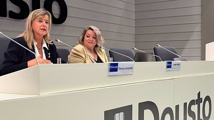 La diputada de Empleo, Cohesión Social e Igualdad de Bizkaia, Teresa Laespada, abre la nueva edición del curso de formación en materia de Inclusión Social dirigido a profesionales.