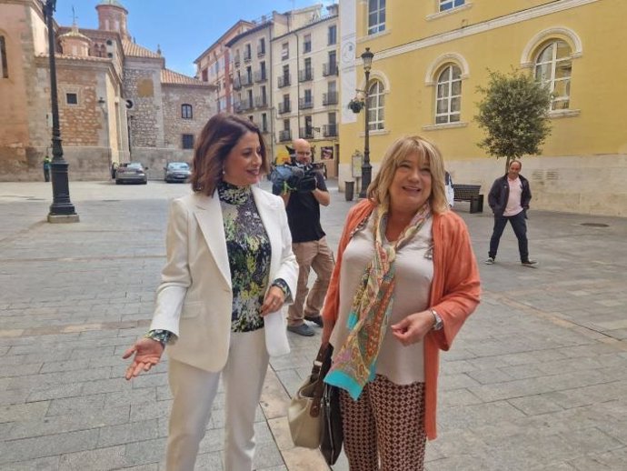 La alcaldesa de Teruel, Emma Buj, junto a la consejera de Educación, Cultura y Deporte del Gobierno de Aragón, Tomasa Hernández, en la capital turolense.