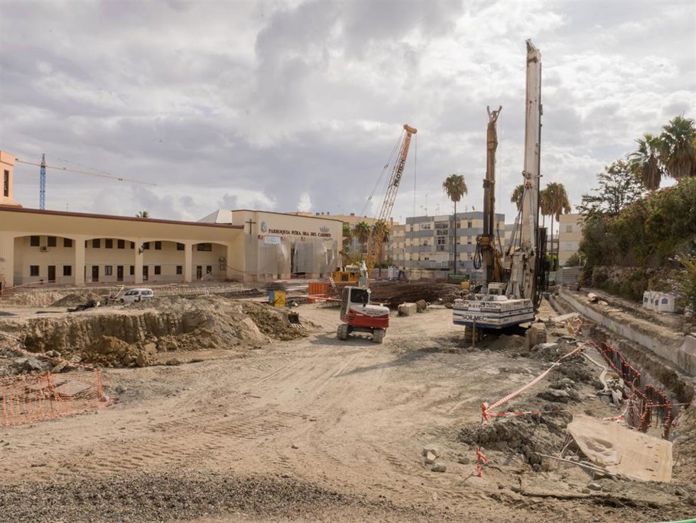 Las obras del nuevo aparcamiento público en El Carmen de Estepona concluyen su primera fase.