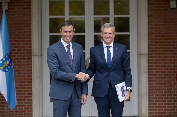 El presidente del Gobierno, Pedro Sánchez (i), recibe al presidente de la Xunta de Galicia, Alfonso Rueda (d), en el Complejo de La Moncloa, a 20 de septiembre de 2024, en Madrid (España). Sánchez arranca hoy, 20 de septiembre, una ronda de reuniones bila