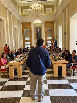 El presidente de ACAEx, Juan Cruz, en su intervención en el Pleno del Ayuntamiento de Cáceres