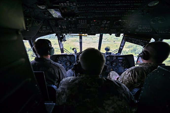 Archivo - Militares ucranianos a bordo de un avión