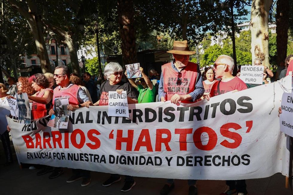 Archivo - Decenas de personas, del colectivo Barrios Hartos, se concentran en la puesta del Ayuntamiento de Sevilla
