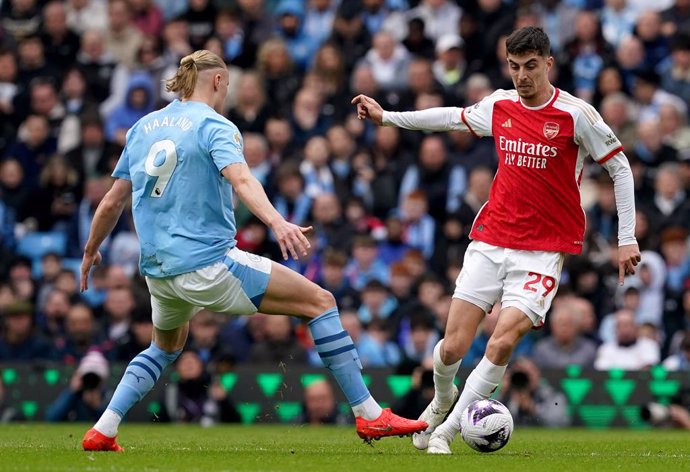 Archivo - 31 March 2024, United Kingdom, Manchester: Arsenal's Kai Havertz (R) and Manchester City's Erling Haaland battle for the ball during the English Premier League soccer match between Manchester City and Arsenal at the Etihad Stadium. Photo: Martin