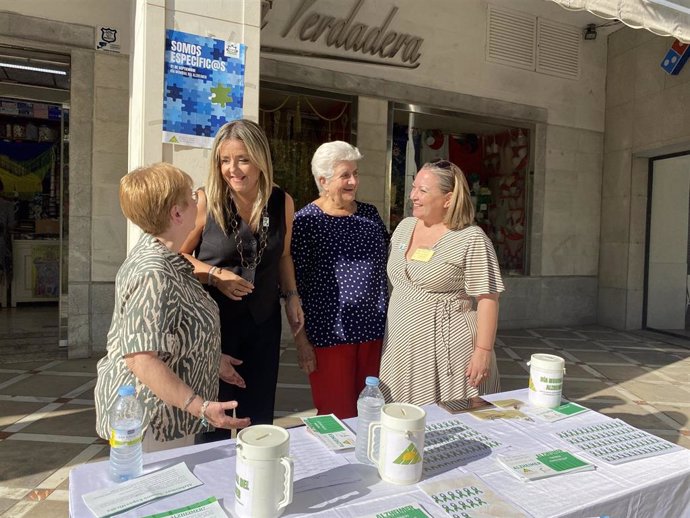 Elena González (2i), en una de las mesas instaladas en Jaén con motivo del Día del Alzheimer.