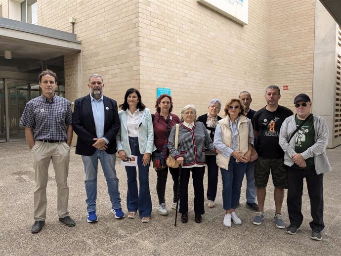 La portavoz de Sanidad de CHA, Isabel Lasobras, en la puerta del centro de salud de Ejea de los Caballeros (Zaragoza).