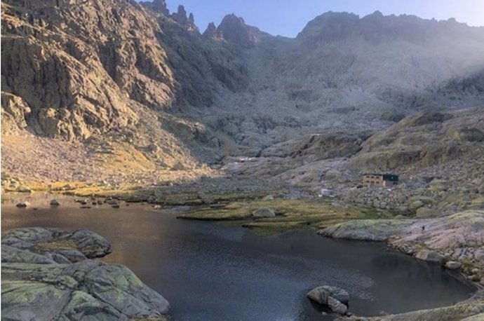 Vista Panorámica De La Laguna Grande De Gredos (Ávila).