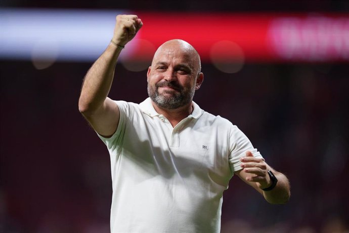 Manolo Gonzalez, head coach of Espanyol, saludates to the supporters during the Spanish League, LaLiga EA Sports, football match played between Atletico de Madrid and RCD Espanyol at Civitas Metropolitano stadium on August 28, 2024, in Madrid, Spain.